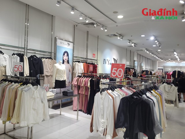 Tại cửa hàng IVY moda, biển "Sale up to 70%" được treo nổi bật ngay lối vào. Theo nhân viên tại đây, cửa hàng đang áp dụng mức giảm giá lên từ 50-70% cho hầu hết các sản phẩm, từ áo sơ mi, chân váy, vest, áo khoác đến quần âu.