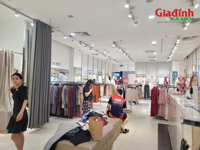 Sau Tết Nguyên đán, dù các cửa hàng thời trang đều treo biển khuyến mại sâu đế 70% với đa dạng mặt hàng nhưng vẫn lác đác khách hàng tìm mua.