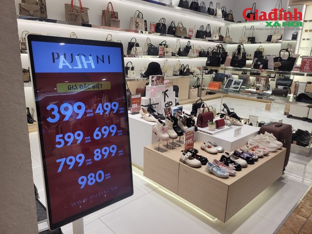 Nhiều cửa hàng thời trang treo biển giảm giá 50–70%, thậm chí "xả kho" đồng giá chỉ từ vài trăm nghìn đồng, song lượng khách vào xem và mua sắm không đáng kể.