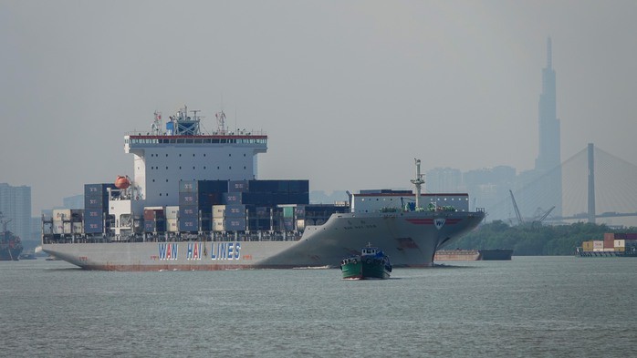 Một số hãng tàu đã thông báo tạm ngưng nhận hàng xuất khẩu đi Trung Đông. Ảnh: HOÀNG TRIỀU