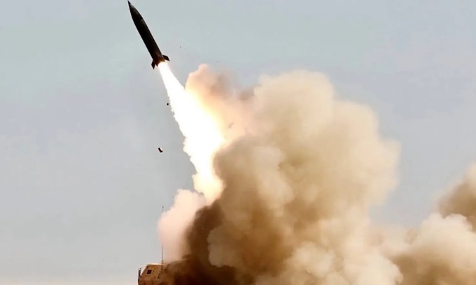 Tên lửa Tấn công Chính xác (PrSM) phóng từ pháo phản lực HIMARS trong ngày đầu chiến dịch "Cơn thịnh nộ Kinh hoàng" hôm 28/2. Ảnh: US Army