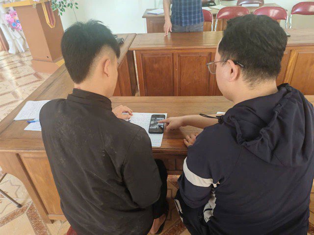 Lực lượng chức năng làm việc với nam thanh niên vi phạm. Ảnh: Công an tỉnh Lào Cai.