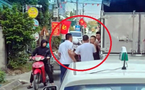 Hình ảnh ghi lại vụ tài xế bị nhóm thanh niên đánh chảy máu mũi ở Hải Phòng.