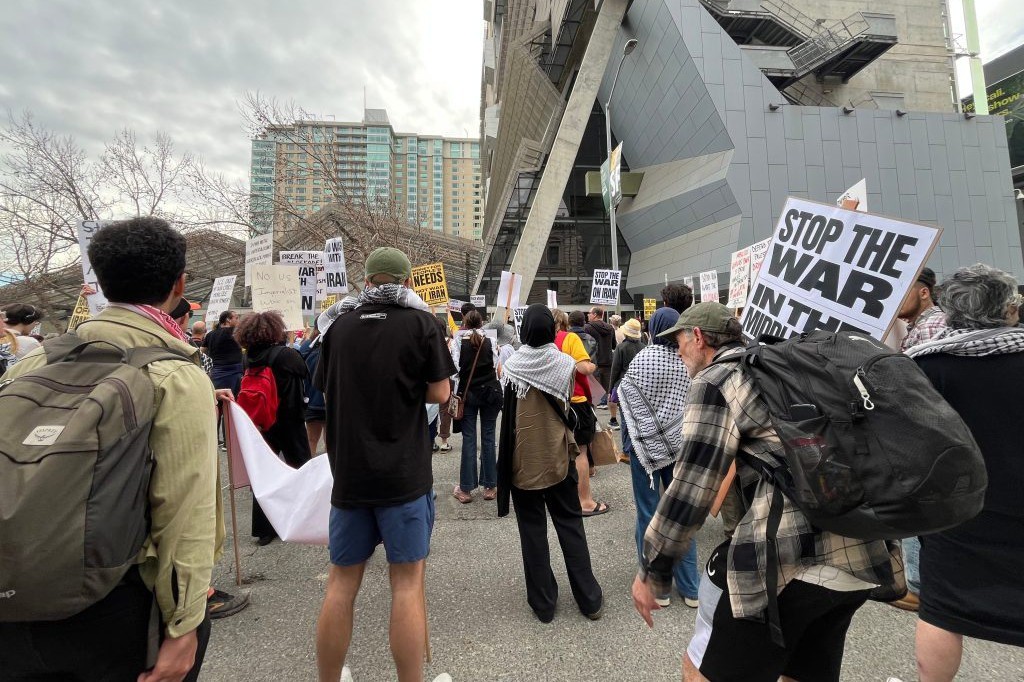 Người biểu tình tham gia tuần hành ôn hòa ở San Francisco, bang California, Mỹ nhằm phản đối chiến dịch quân sự chống Iran. Ảnh: Mission Local