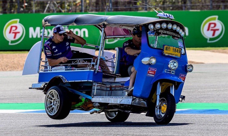 Màn đua tuktuk dành cho các tay lái MotoGP - 2