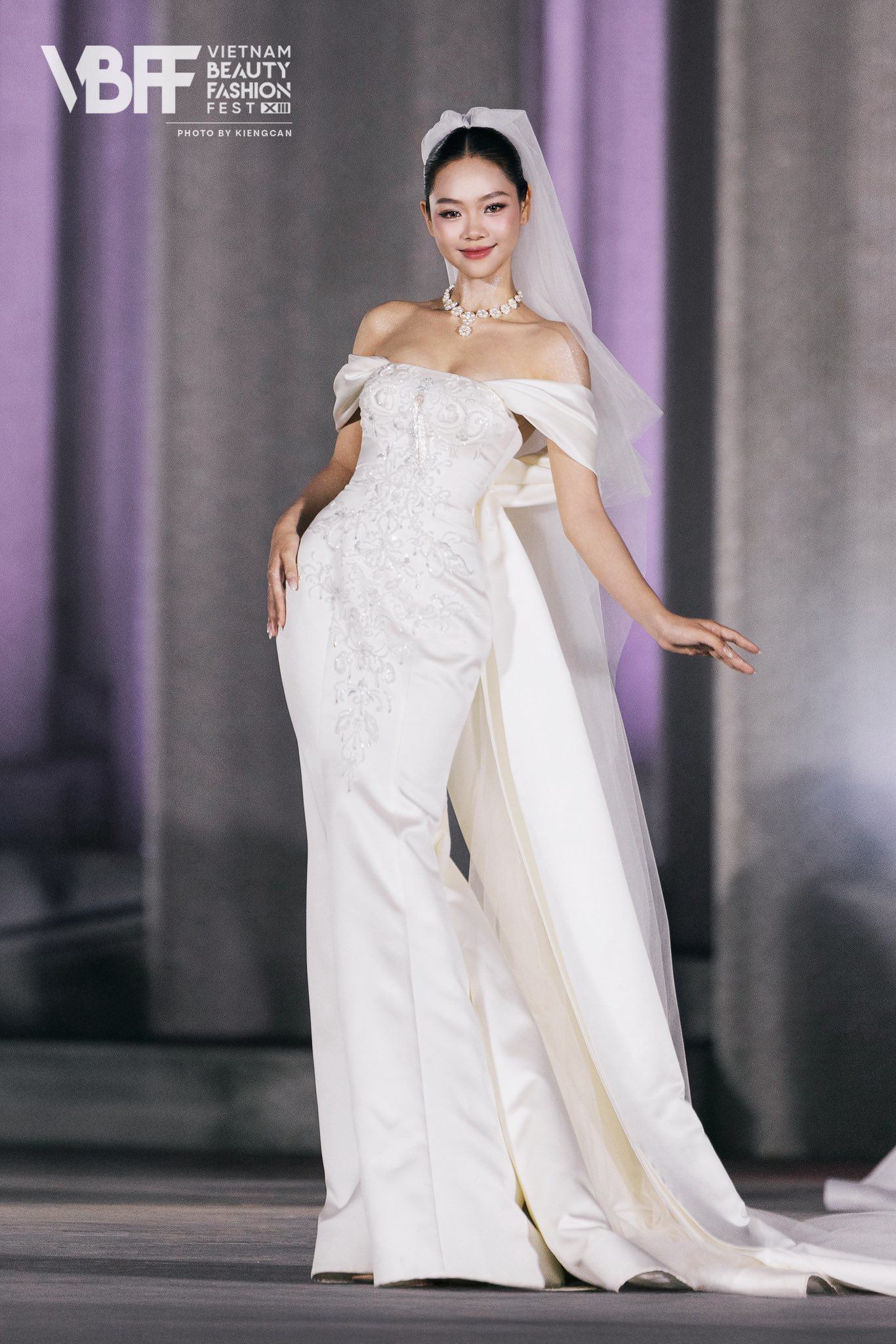 Người đẹp từng chia sẻ lý do thi Miss World Vietnam vì muốn bước qua giới hạn mà bản thân từng nghĩ khó chạm tới. Đây là cơ hội để cô khám phá phiên bản tốt hơn của chính mình và muốn sống một tuổi trẻ không nuối tiếc. Trước khi dừng chân tại cuộc thi năm nay, Huỳnh Bích Thoại từng ghi dấu ấn với fan sắc đẹp khi lọt Top 5 Người đẹp Thời trang hồi giữa tháng 12/2025.