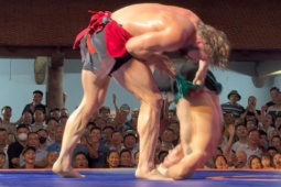 "Ông Tây" Zakhar nhấc đối thủ ném xuống sàn kiếm 35 triệu đồng, đại náo hội vật ở VN