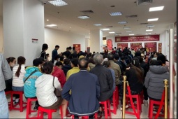 Xếp hàng nhiều giờ mua vàng vì tin 'đông là giá còn tăng'