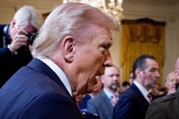 Vết đỏ trên cổ ông Trump gây chú ý