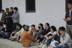 Phụ huynh đội mưa, xếp hàng từ 1h đặt chỗ lớp 10 cho con