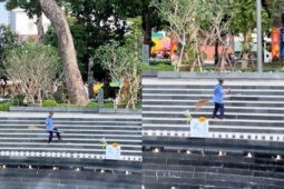 Clip chú lao công vừa quét dọn vừa nhảy truyền động lực đi làm sau Tết