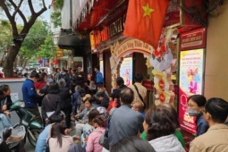 Giá vàng hôm nay mới nhất (3/3) bất ngờ giảm mạnh: Người mua đông nghịt, nhà vàng bán "nhỏ giọt"