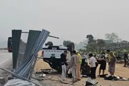 Ô tô lao vào công trường mở rộng cao tốc Nội Bài - Lào Cai, tài xế tử vong tại chỗ