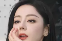 Địch Lệ Nhiệt Ba bị mắc kẹt ở Dubai