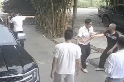 Mâu thuẫn trong lúc mời rượu, vợ chồng chủ quán bị khách đánh