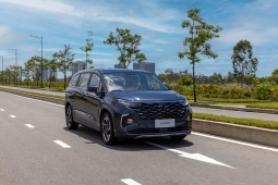 Giá xe Hyundai Custin niêm yết và lăn bánh tháng 3/2026