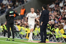 Real Madrid thua sốc trong cơn "mưa thẻ": Sao trẻ bị đuổi vì chửi trọng tài, Rudiger tung gối vào mặt đối thủ