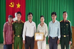 Người phụ nữ lao ra sông giải cứu 2 thanh niên giữa lằn ranh sinh tử