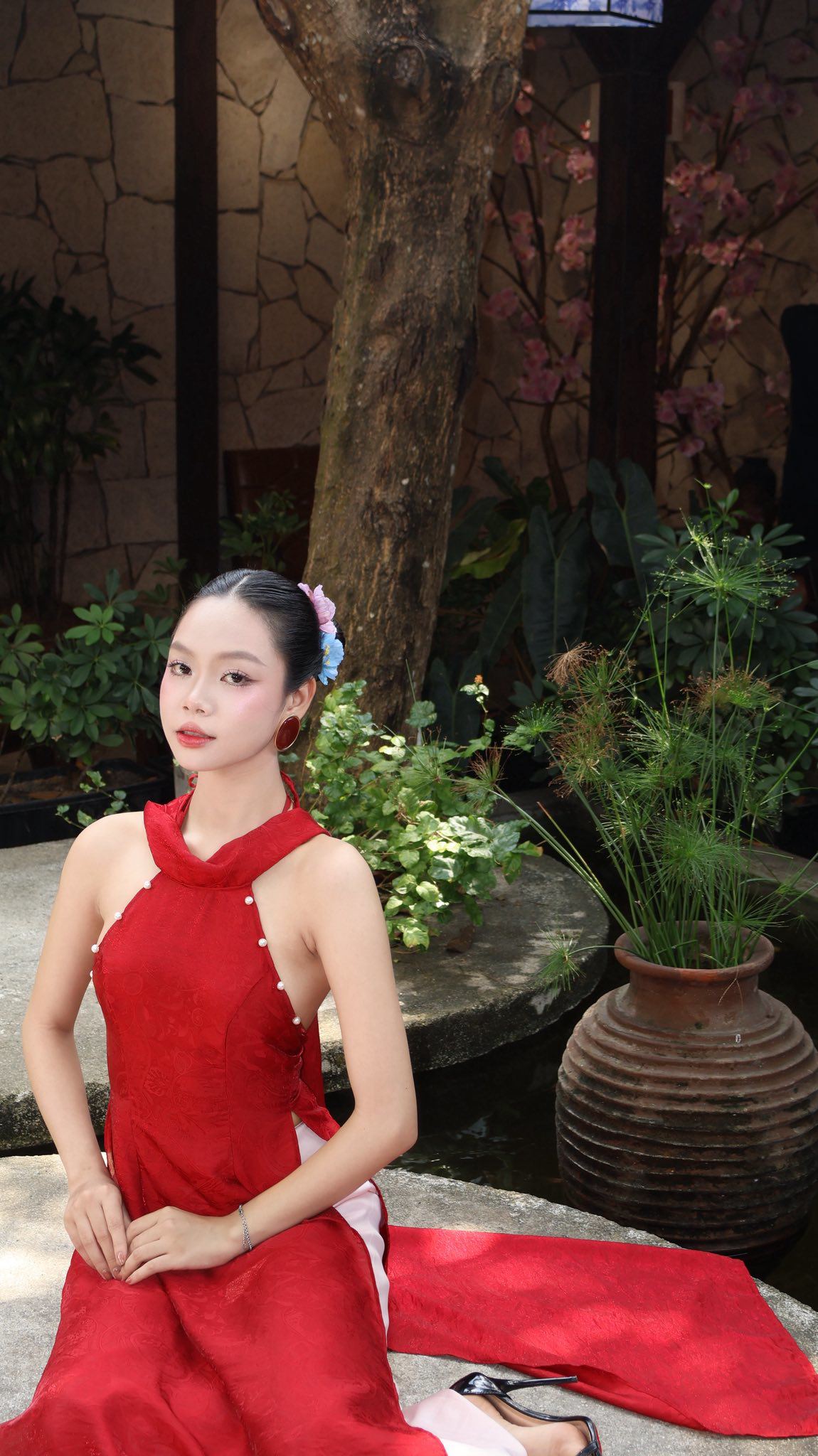 Huỳnh Bích Thoại trong tà áo dài cách tân dịp Tết Nguyên Đán 2026.