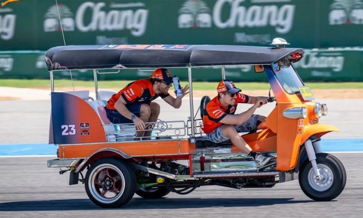 Màn đua tuktuk dành cho các tay lái MotoGP - 4