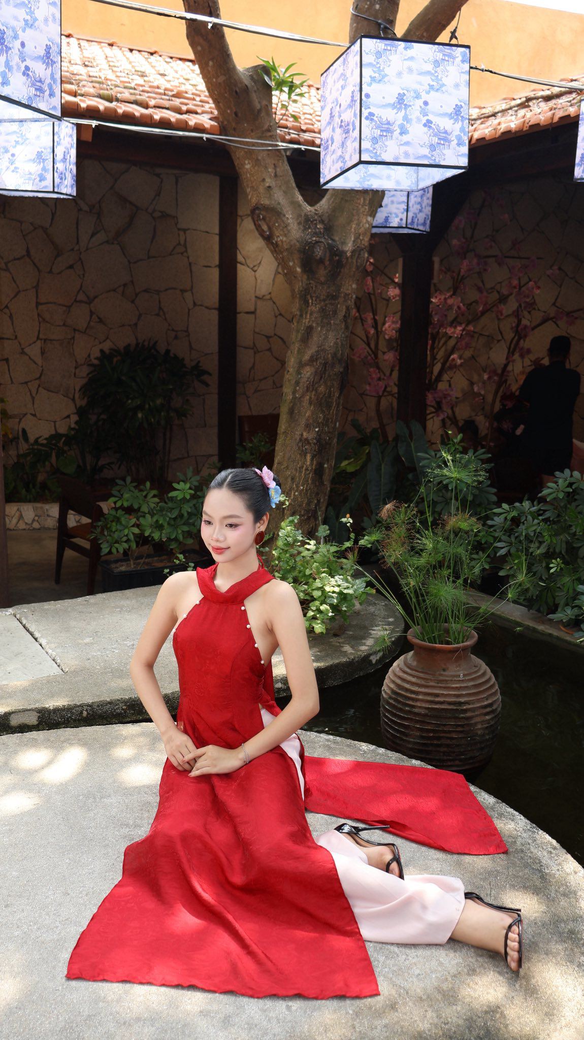 Huỳnh Bích Thoại trong tà áo dài cách tân dịp Tết Nguyên Đán 2026.