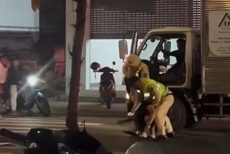 CSGT rút súng khống chế tài xế xe tải ‘thông chốt’ kiểm tra nồng độ cồn