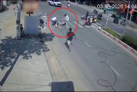 Clip: Thót tim người phụ nữ vướng dây cáp, ngã sõng soài giữa đường