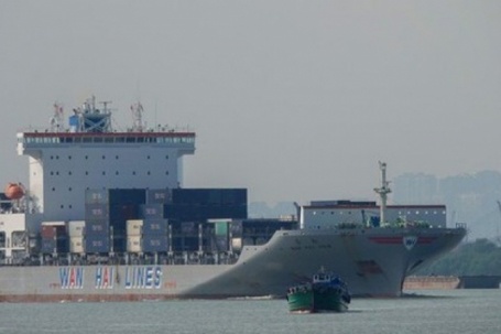 Xung đột Trung Đông: “Nghẽn cổ chai” tại Hormuz, hãng tàu áp thêm phụ phí chiến tranh