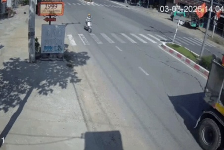 Nghi xe tải làm đứt dây điện, người phụ nữ ngã nhào giữa quốc lộ