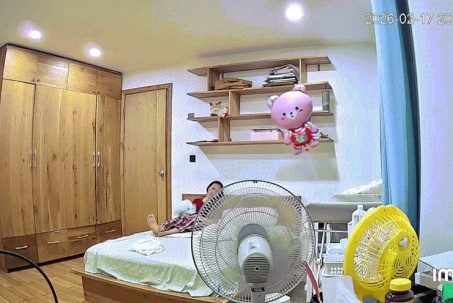 Bé sơ sinh rơi từ trên giường xuống do giúp việc ngủ quên