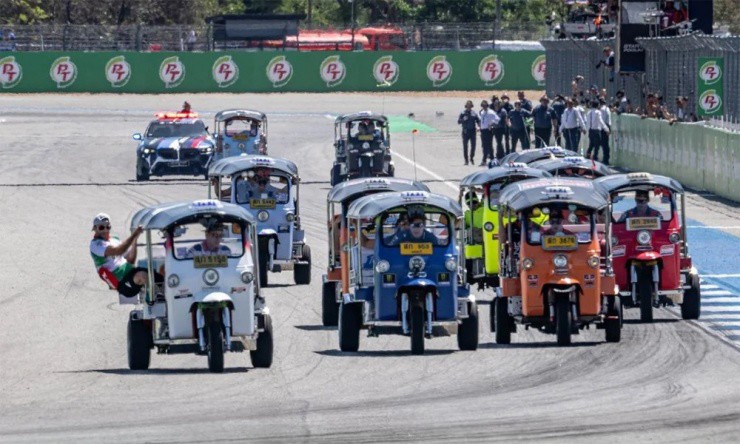 Màn đua tuktuk dành cho các tay lái MotoGP - 5