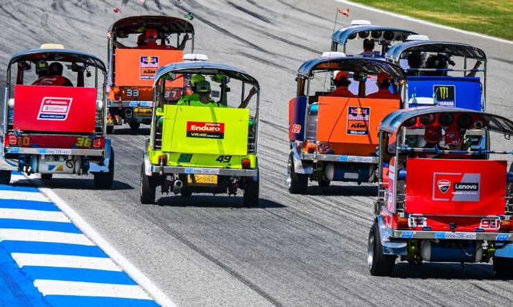 Màn đua tuktuk dành cho các tay lái MotoGP - 6