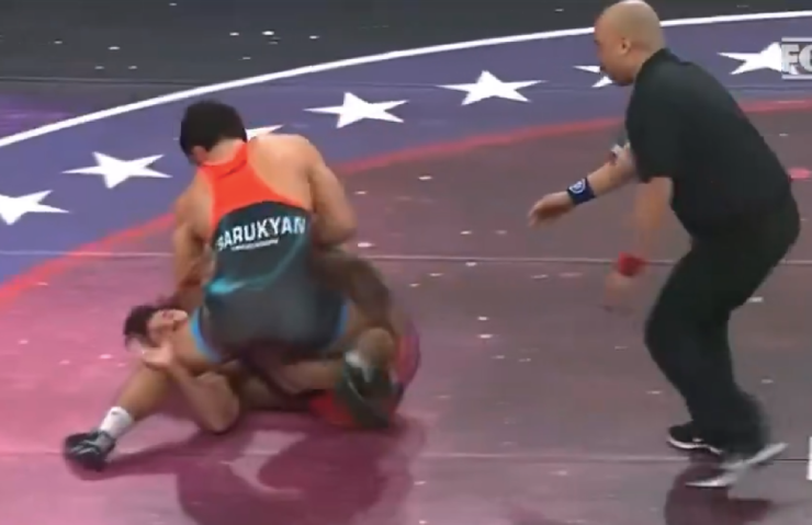 Tsarukyan bất ngờ đấm đối thủ dù trận đấu vật đã khép lại