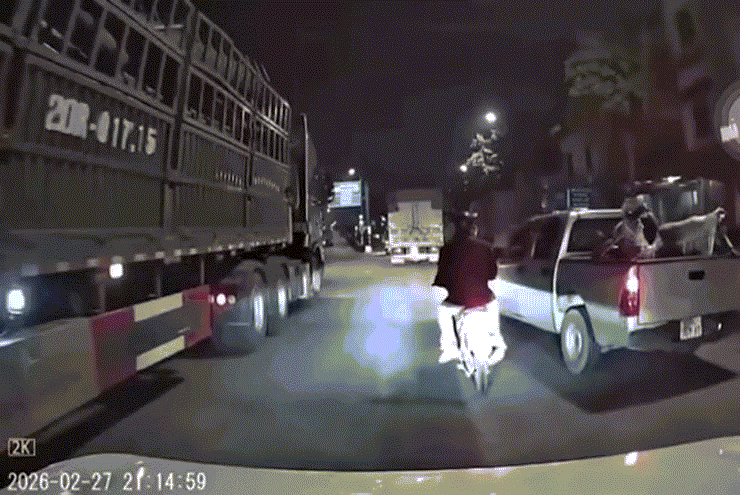 Tài xế xe bán tải "tạt đầu" chèn ngã người đi xe máy chở trẻ em bị điều tra tội gì? - 2