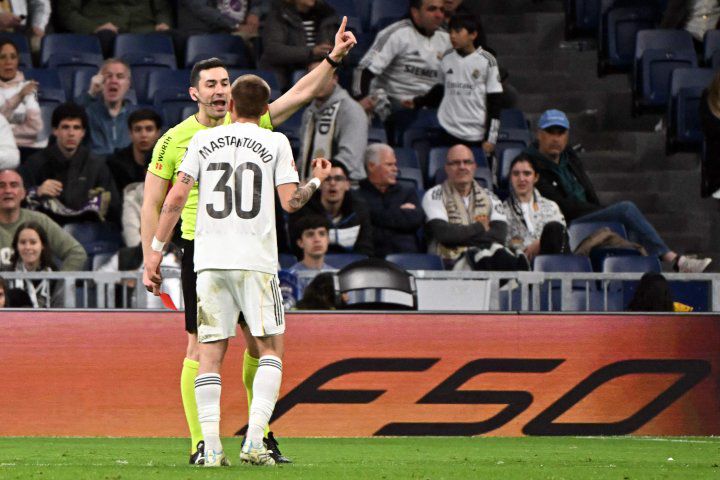 Mastantuono kết thúc một đêm thảm hại của Real Madrid với thẻ đỏ cho hành vi chửi&nbsp;trọng tài