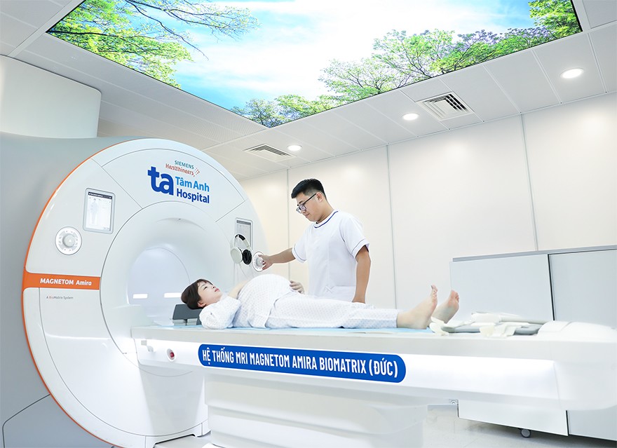 Hệ thống MRI (Đức) tại BVĐK Tâm Anh TP.HCM hỗ trợ chẩn đoán chuyên sâu dị tật thai nhi, không dùng tia X, giảm tiếng ồn. Nhiều cơ sở y tế tin tưởng chuyển thai phụ đến thực hiện kỹ thuật này. Ảnh: BVĐK Tâm Anh.