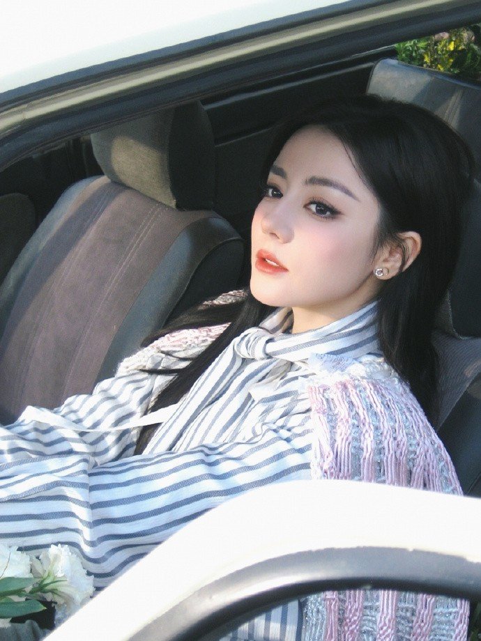 Hình ảnh mới nhất của Địch Lệ Nhiệt Ba. Ảnh: Weibo.
