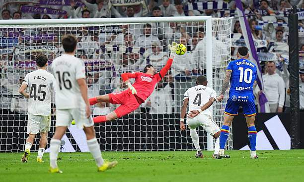 Courtois bất lực trước cú vô-lê tuyệt đỉnh của Satriano