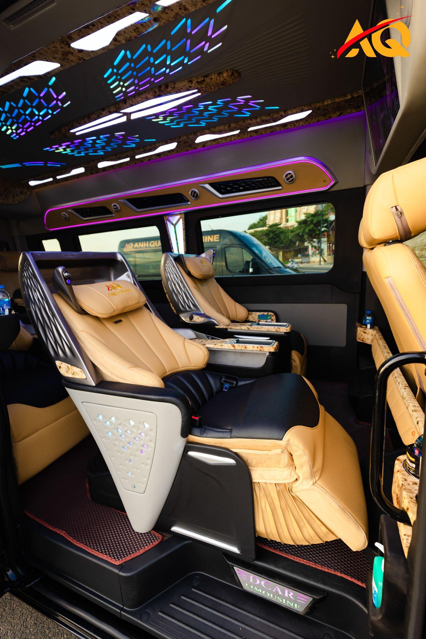 Không gian limousine rộng rãi mang lại hành trình thoải mái.