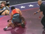 Loạn đả võ đài: Đang đấu vật tung cú đấm gãy cổ đối thủ