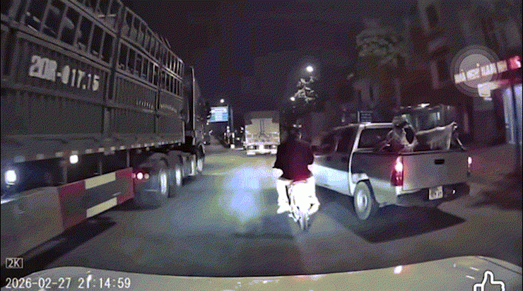 Tạm giữ tài xế xe bán tải "tạt đầu" chèn ngã người đi xe máy chở trẻ em - 1