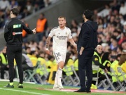 Real Madrid thua sốc trong cơn "mưa thẻ": Sao trẻ bị đuổi vì chửi trọng tài, Rudiger tung gối vào mặt đối thủ