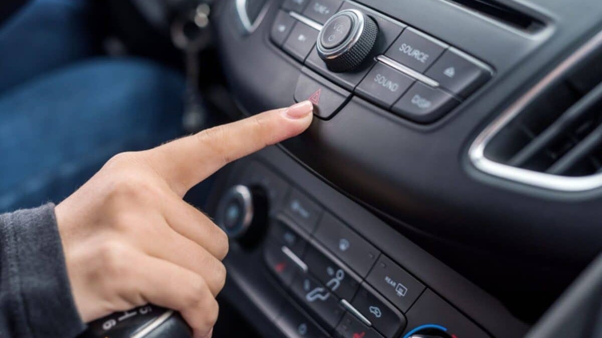 Nút bấm vật lý giúp người lái xe thao tác an toàn hơn so với nút cảm ứng.