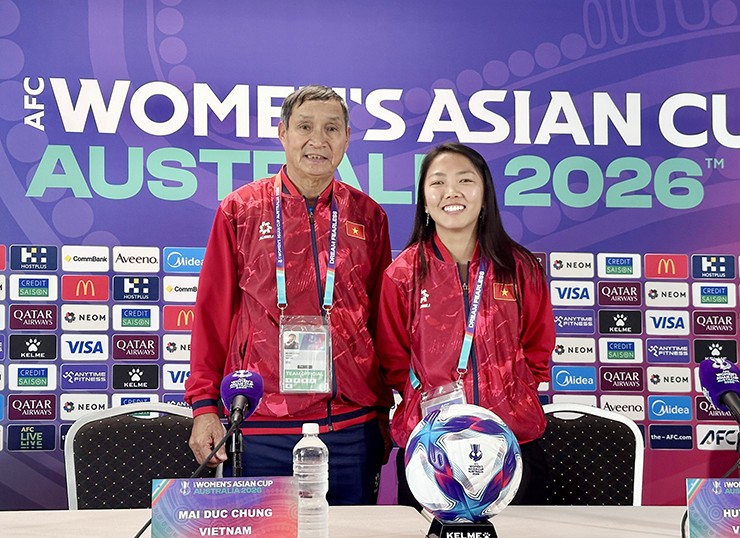 HLV Mai Đức Chung và Huỳnh Như tham dự họp báo trước trận gặp Ấn Độ.