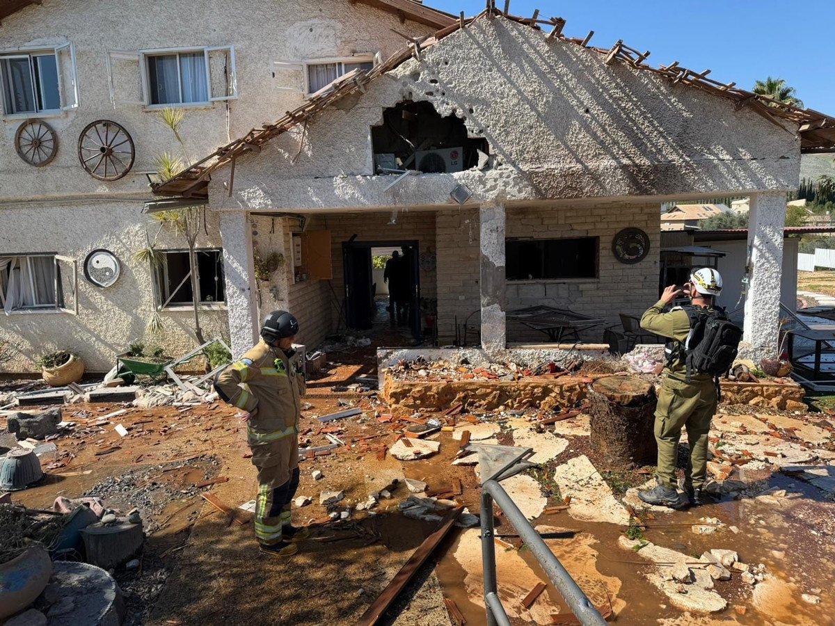 Hiện trường một ngôi nhà ở vùng cán chảo Galilee, Israel bị tàn phá sau khi trúng tên lửa Iran ngày 3/3. Ảnh: Lực lượng cứu hỏa và cứu hộ Israel