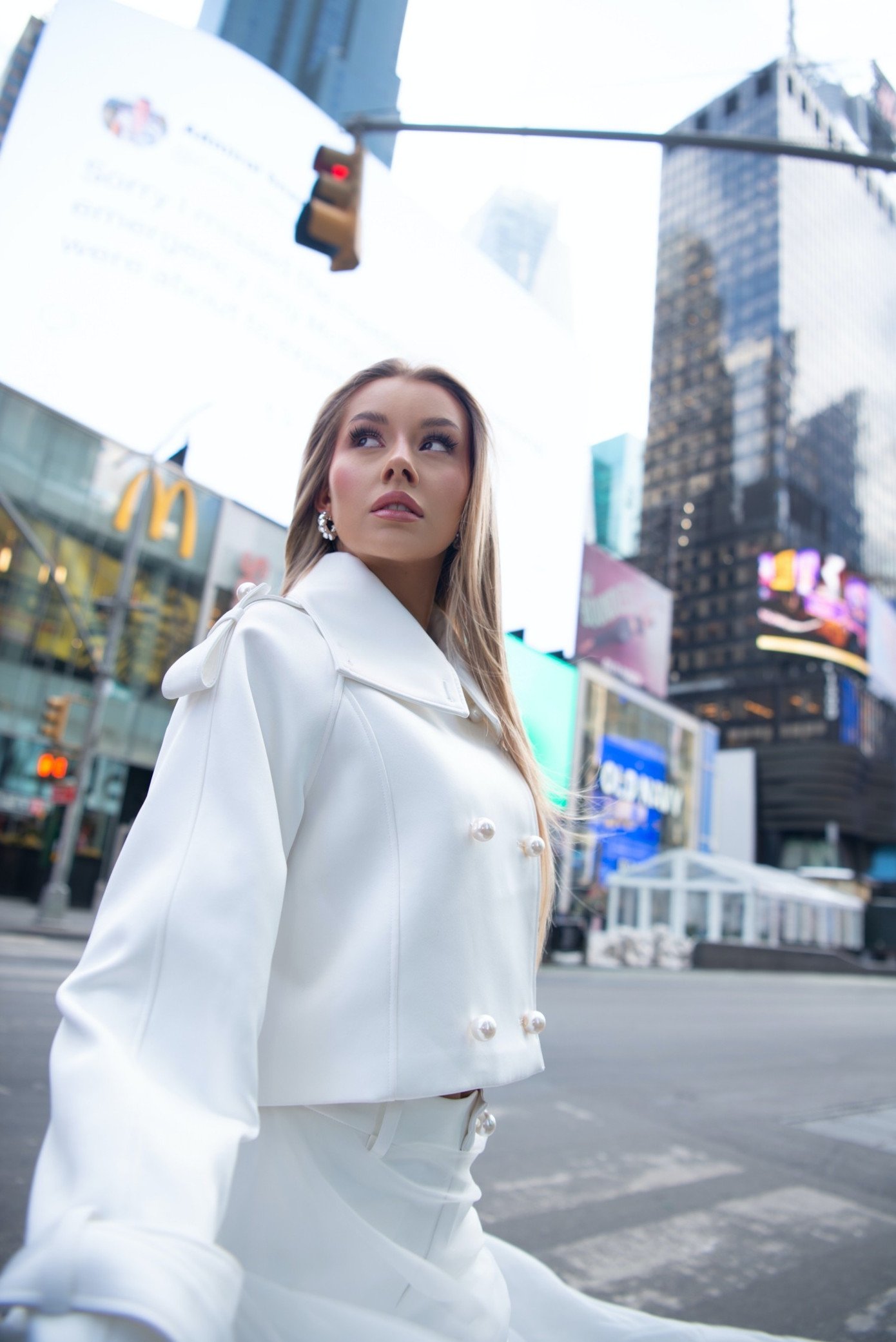 Miss Cosmo 2025 Yolina Linquist khoe bộ ảnh "siêu mẫu" trên đường phố New York - 3