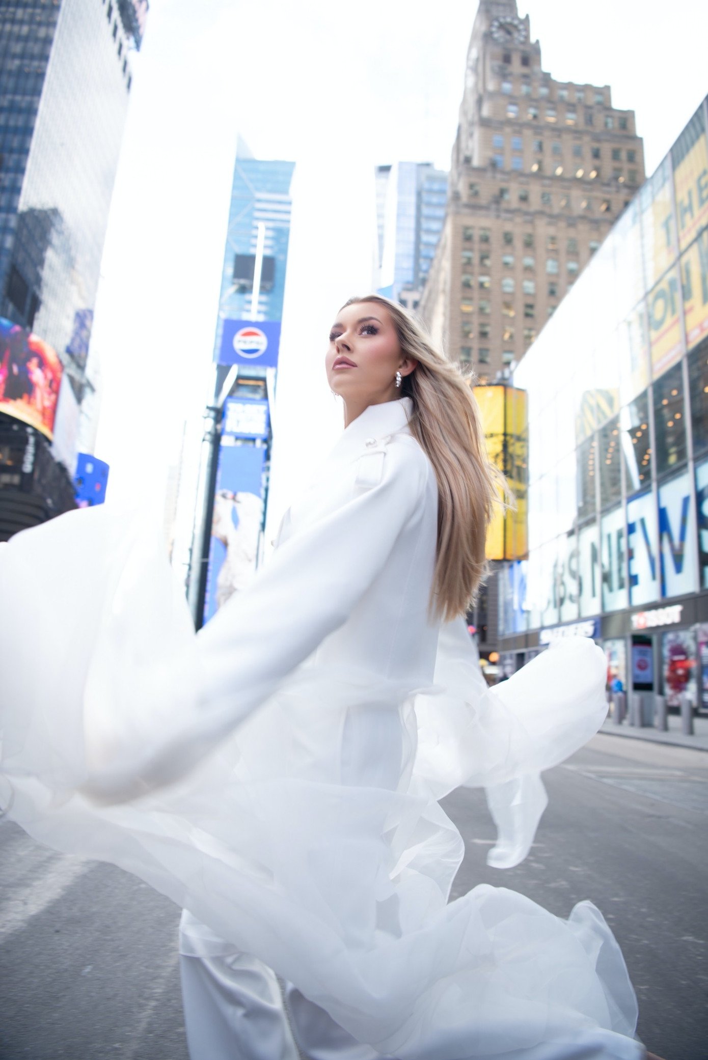 Miss Cosmo 2025 Yolina Linquist khoe bộ ảnh "siêu mẫu" trên đường phố New York - 1