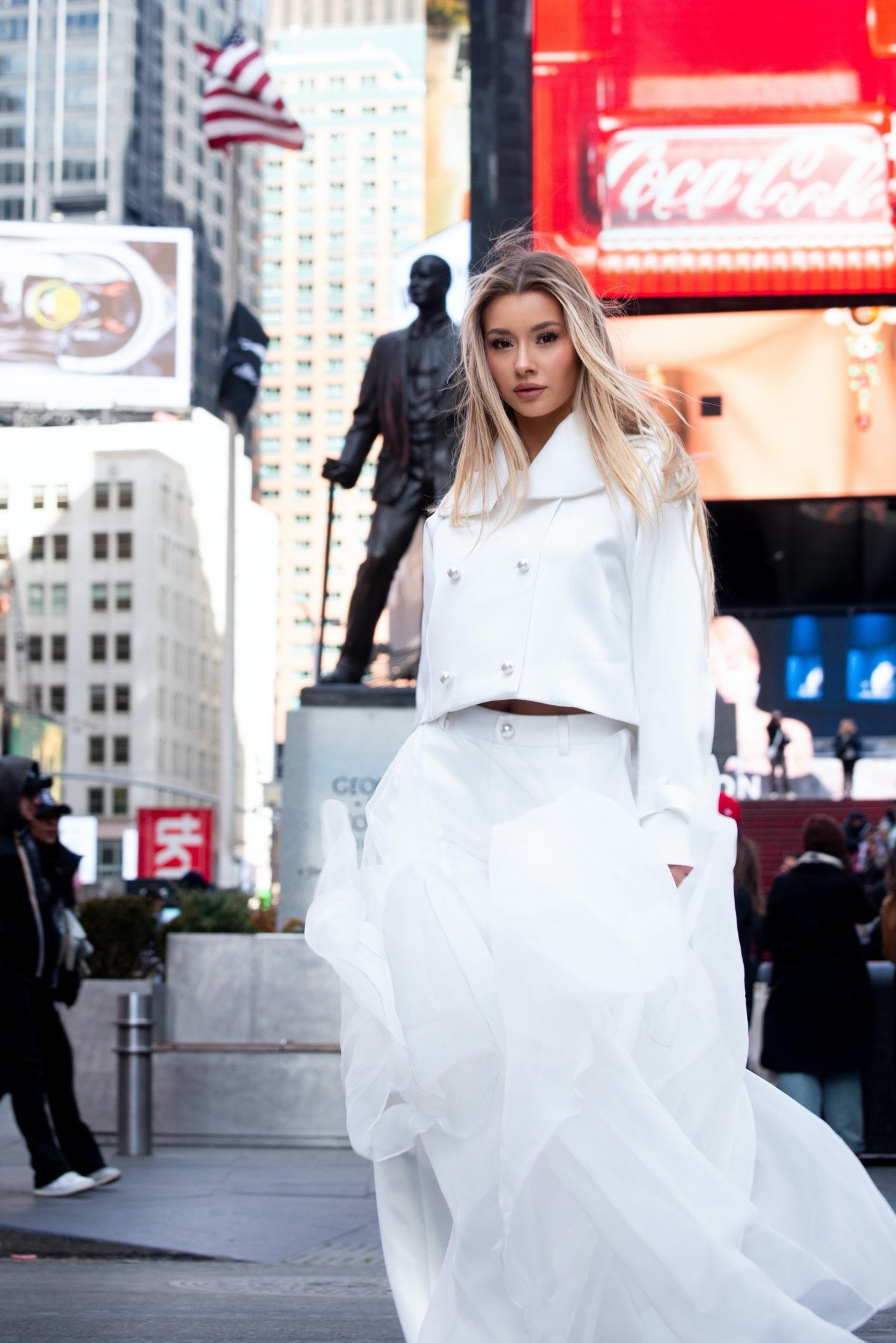 Miss Cosmo 2025 Yolina Linquist khoe bộ ảnh "siêu mẫu" trên đường phố New York - 2