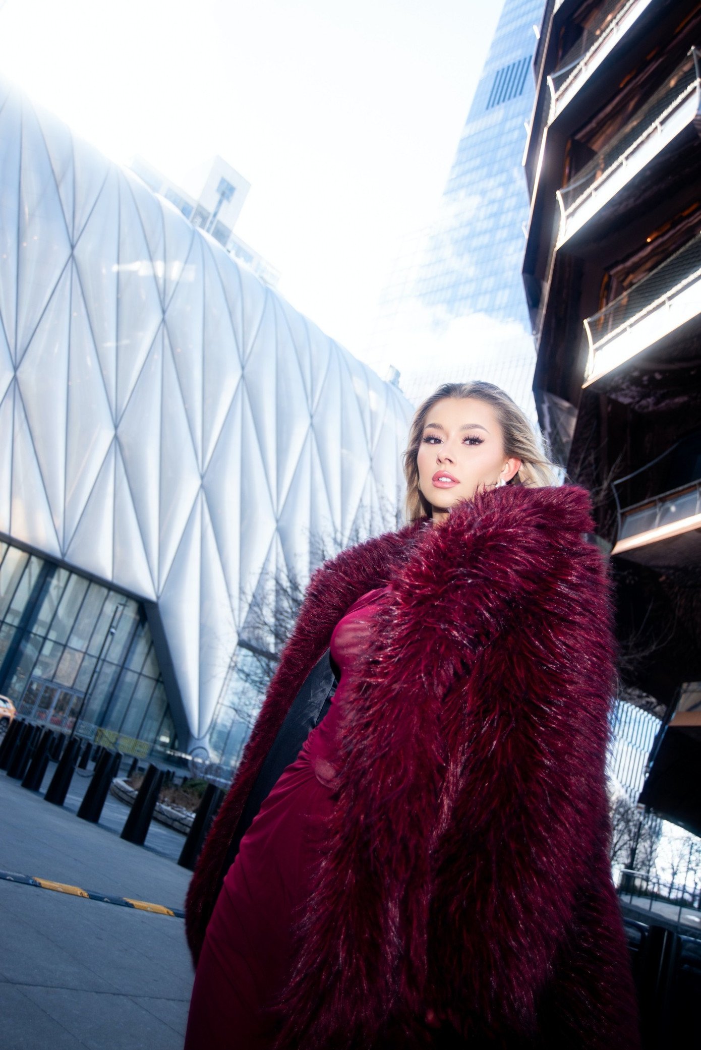 Miss Cosmo 2025 Yolina Linquist khoe bộ ảnh "siêu mẫu" trên đường phố New York - 8