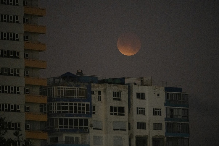 Trăng máu xuất hiện phía trên các tòa nhà ở Havana (Cuba) tối nay. Ảnh: AFP